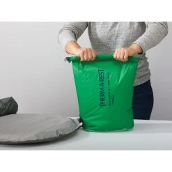 Therm-a-Rest BlockerLite Pump Sack -Peak Camping 13228 thermarest blockerlite pump sack pine 20 liters inuse 98004.1626823002